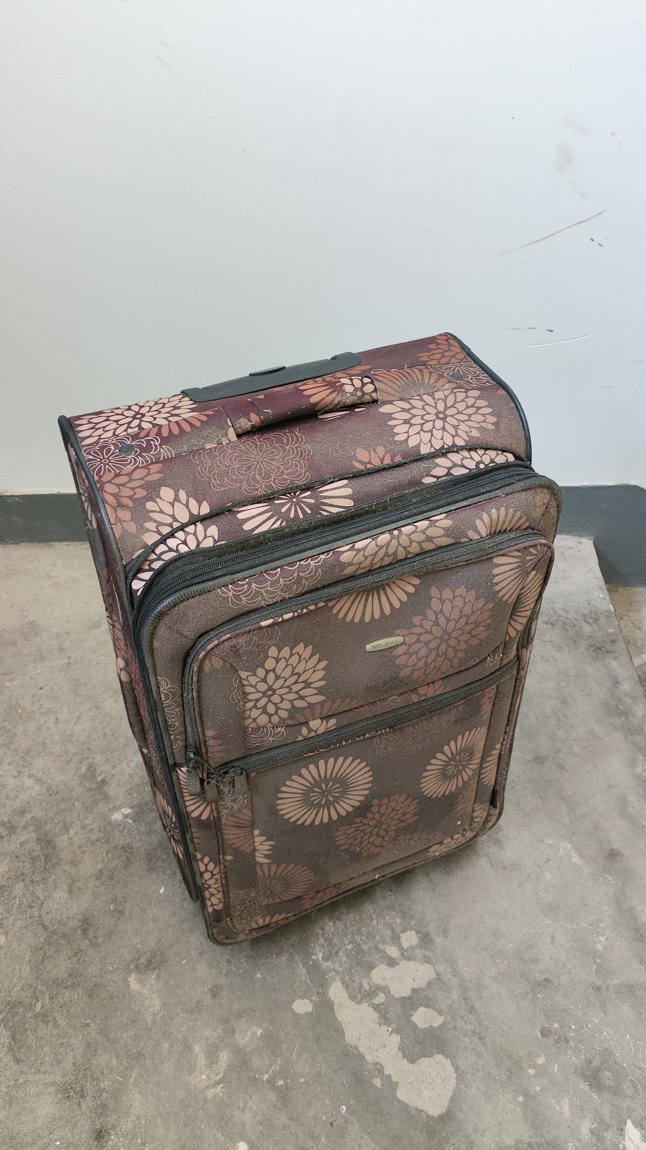 50块钱的行李箱用了十年，今天扔了……

新的一年，断舍离。

前几天，从床底下