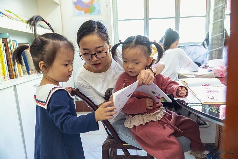 越来越笃定一个真理：
小学阶段全职陪读的妈妈，
就是一个家的
定海神针、风水与掌