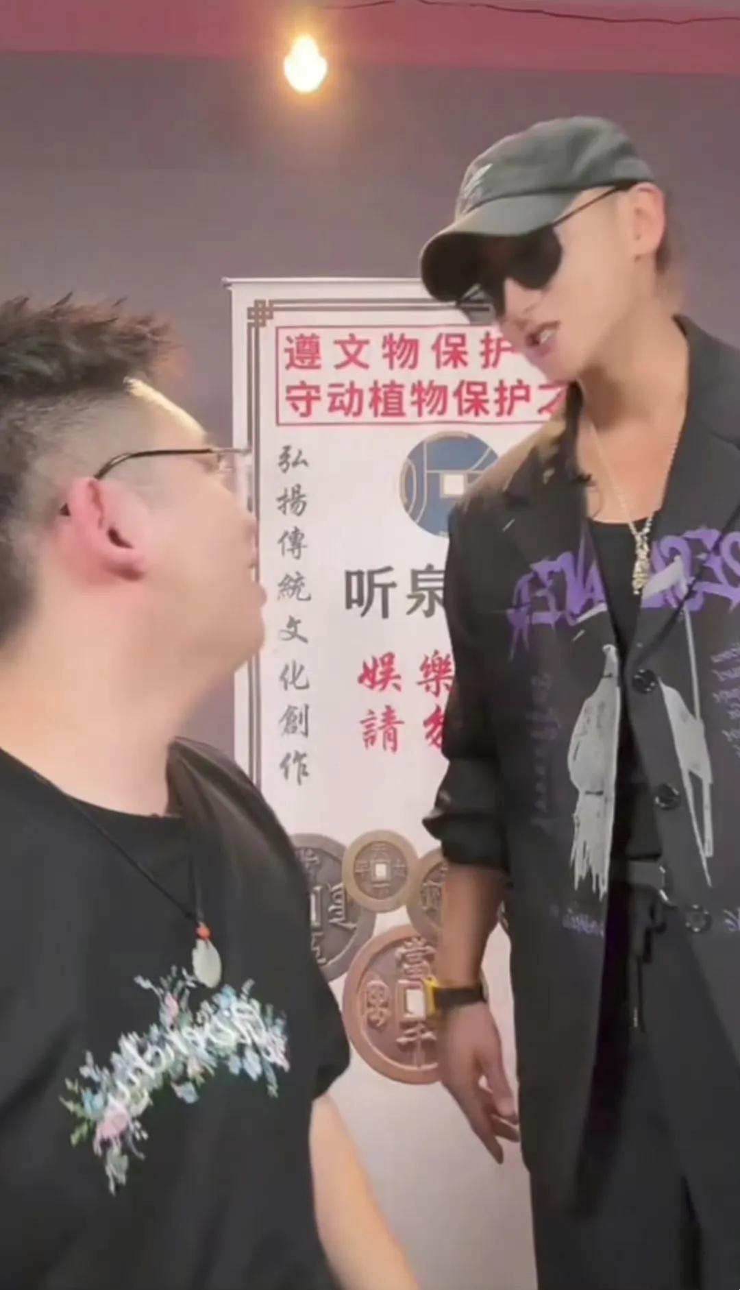 黄子韬被“讨债”笑翻全网？鉴宝博主的反向套路绝了！
谁能想到，黄子韬上综艺收个礼