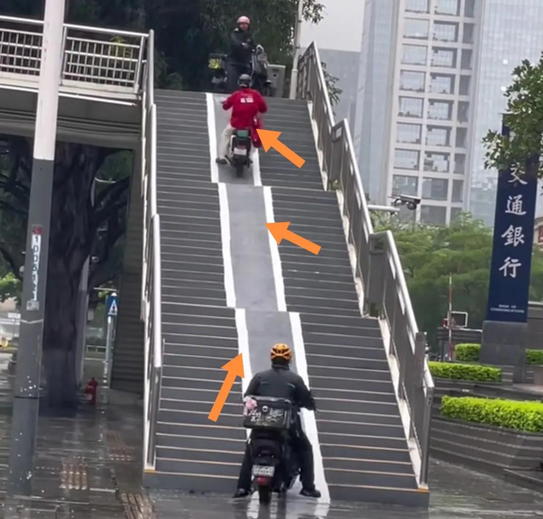 深圳华强北中航天桥坡道新平面道外卖小哥上下自由。
（危险动作，请勿模仿）