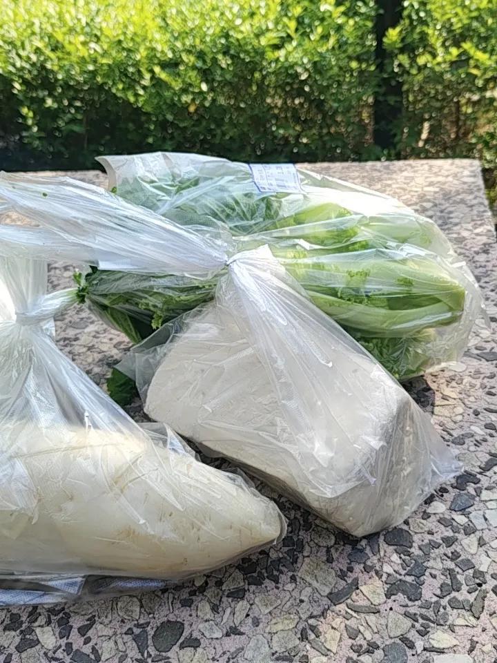 在昆明买菜，那可太有烟火气了。五里多农博广场热闹非凡，人流很多。我那天去，市场里