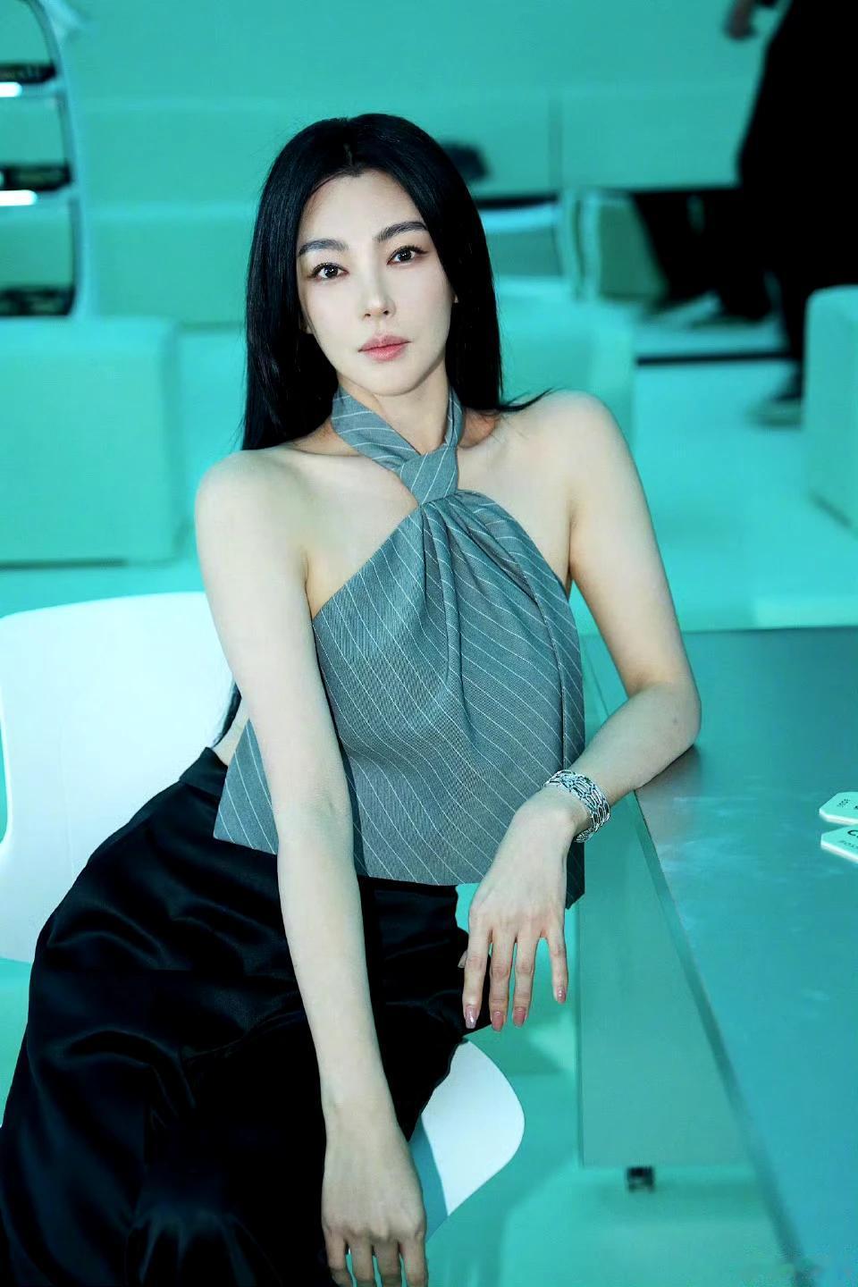 天哪，领带当内衣，又有肚兜的画风。
张雨绮太会穿了吧！ 
這套後面居然只有一條帶