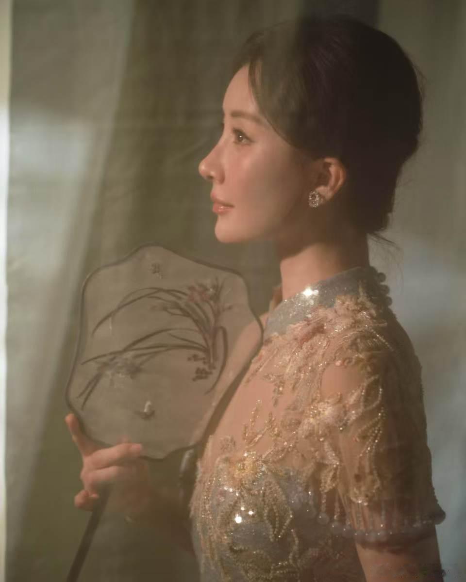 舒畅扛住了央视镜头舒畅国风旗袍童年女神状态依旧在线，国风旗袍勾勒温婉身段，直面央