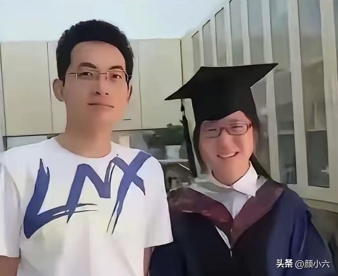 查重0.3%也敢叫原创？这波“学术魔术”太离谱。
曾梦琪那篇硕士论文，三万多字，