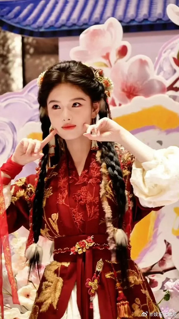 艾米百妖谱出妆艾米《百妖谱》开机，看看这个艾米第一套出妆如何？少女的脸真灵动啊.