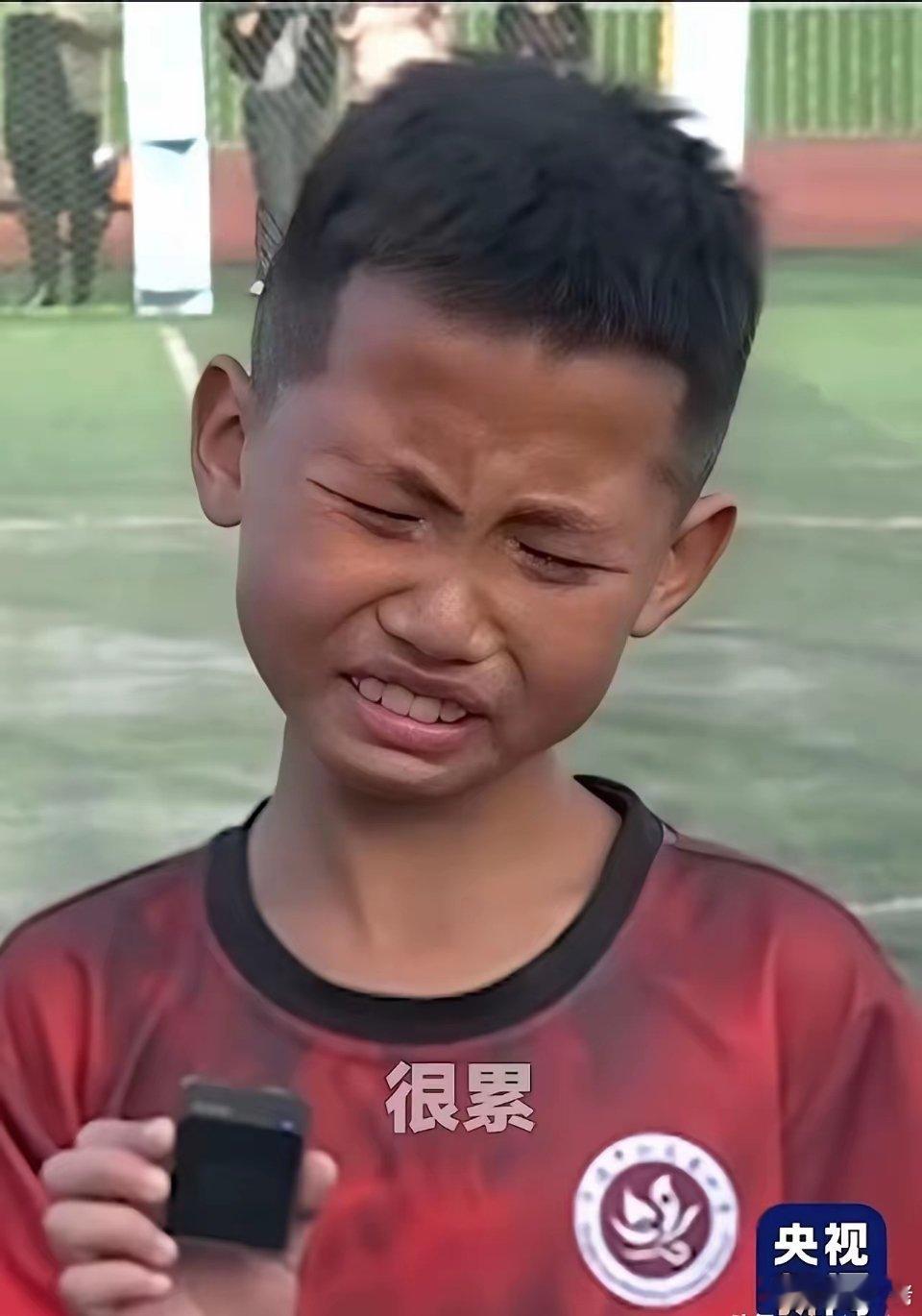哭着完成采访的小冠军他说：又进攻，又防守，很累终于夺冠了！足球队的队长张董接受采