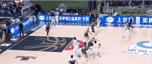 北京大外援麦基简直太勇猛了！在今晚北京对阵南京的第一节比赛中，麦基无视防守杀入禁