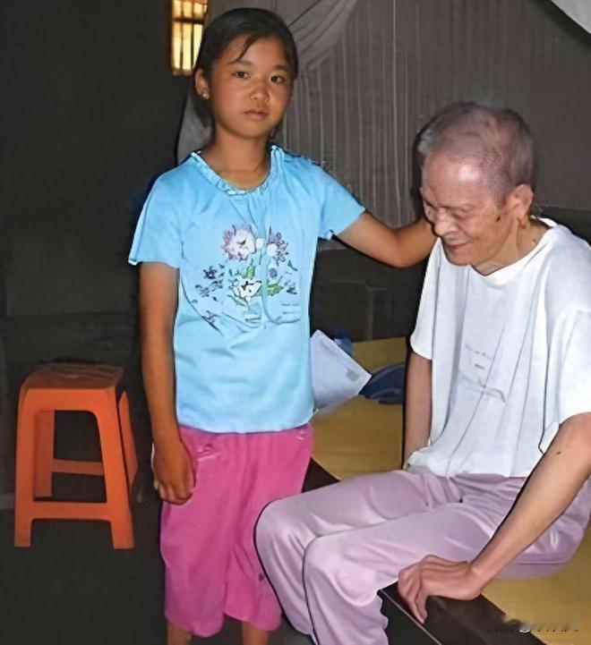 1992年深秋，广东兴宁罗岗镇，刚出生30多天的彭彩金被亲生父母遗弃。

村民彭