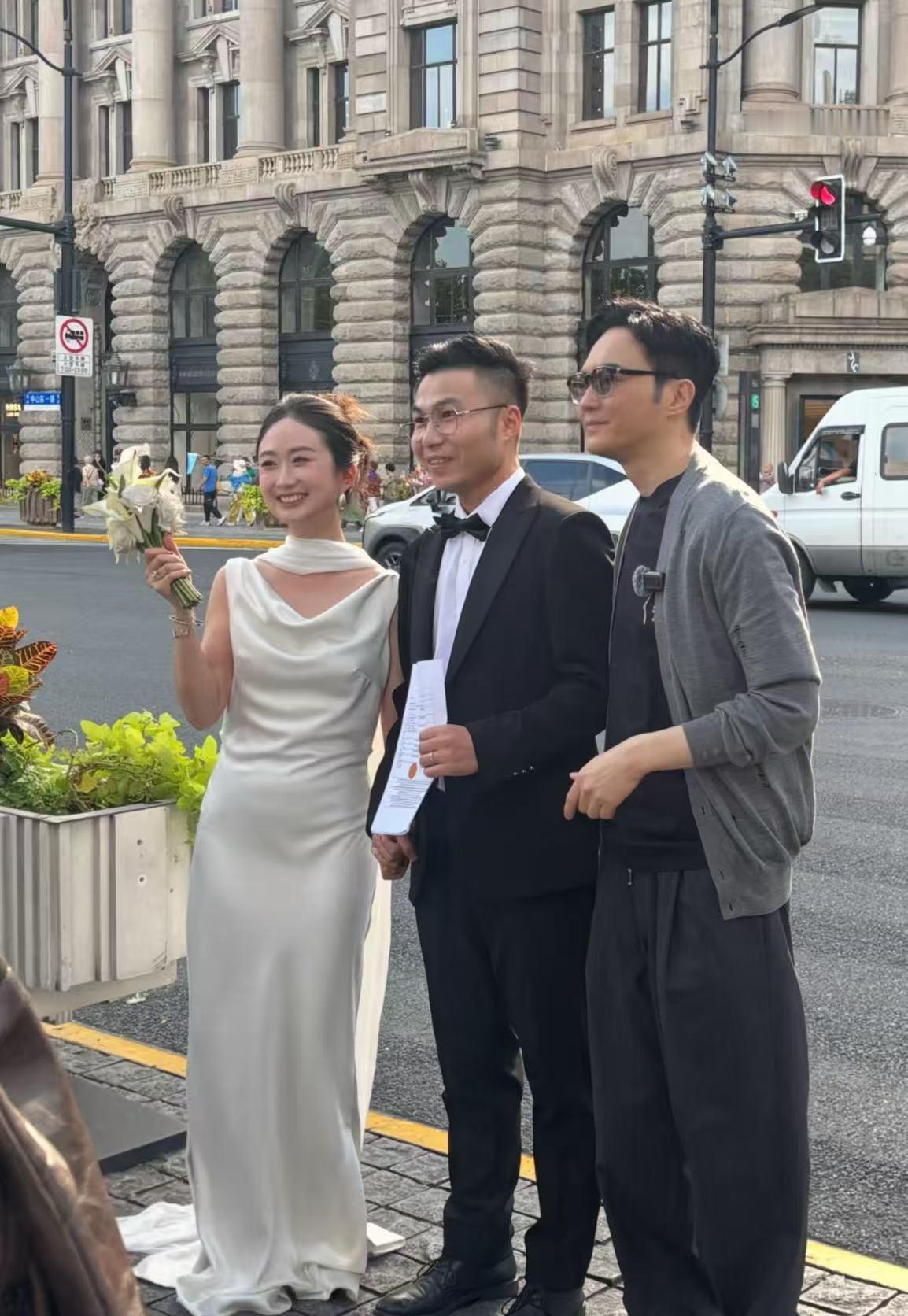 张智霖是在拍什么节目吗？感觉人好接地气呀外滩偶遇张智霖张智霖帮新婚夫妻拍照 ​​