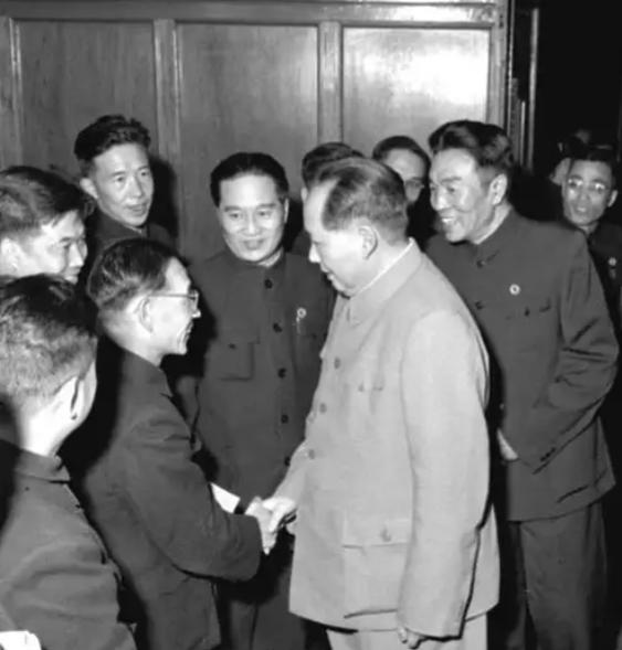 为什么民国那些傲气冲天的文坛大佬，手握兵权的军阀豪强，全都打心底里怕毛主席？
