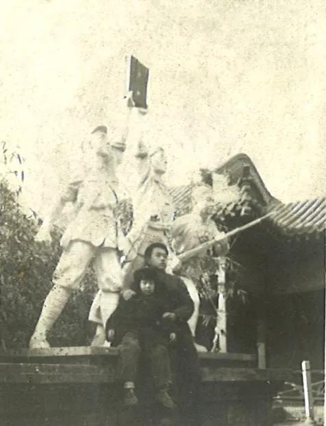 这是1973年我带着弟弟在保定古莲池昆阆园《收租院》泥塑展院门前拍下的合影，承载