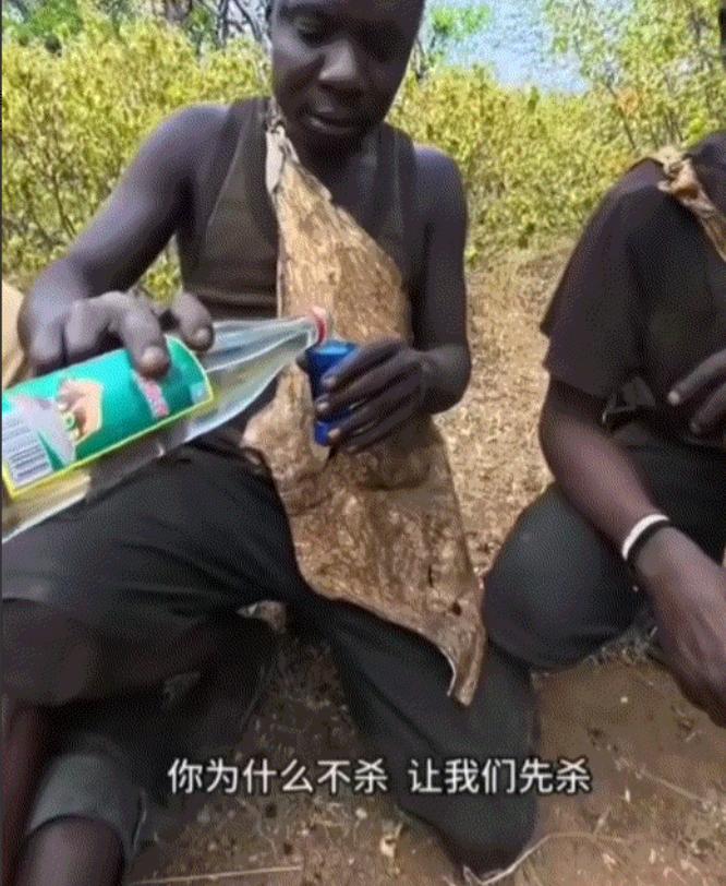笑不活了！中国男子请四名非洲小伙喝52度的牛栏山白酒，本以为非洲小伙品尝一口后则