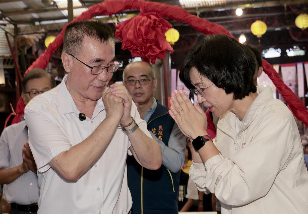 新北市长参选人李四川、苏巧慧10日先后赴新庄地藏庵，出席地藏王菩萨圣诞三献礼法会