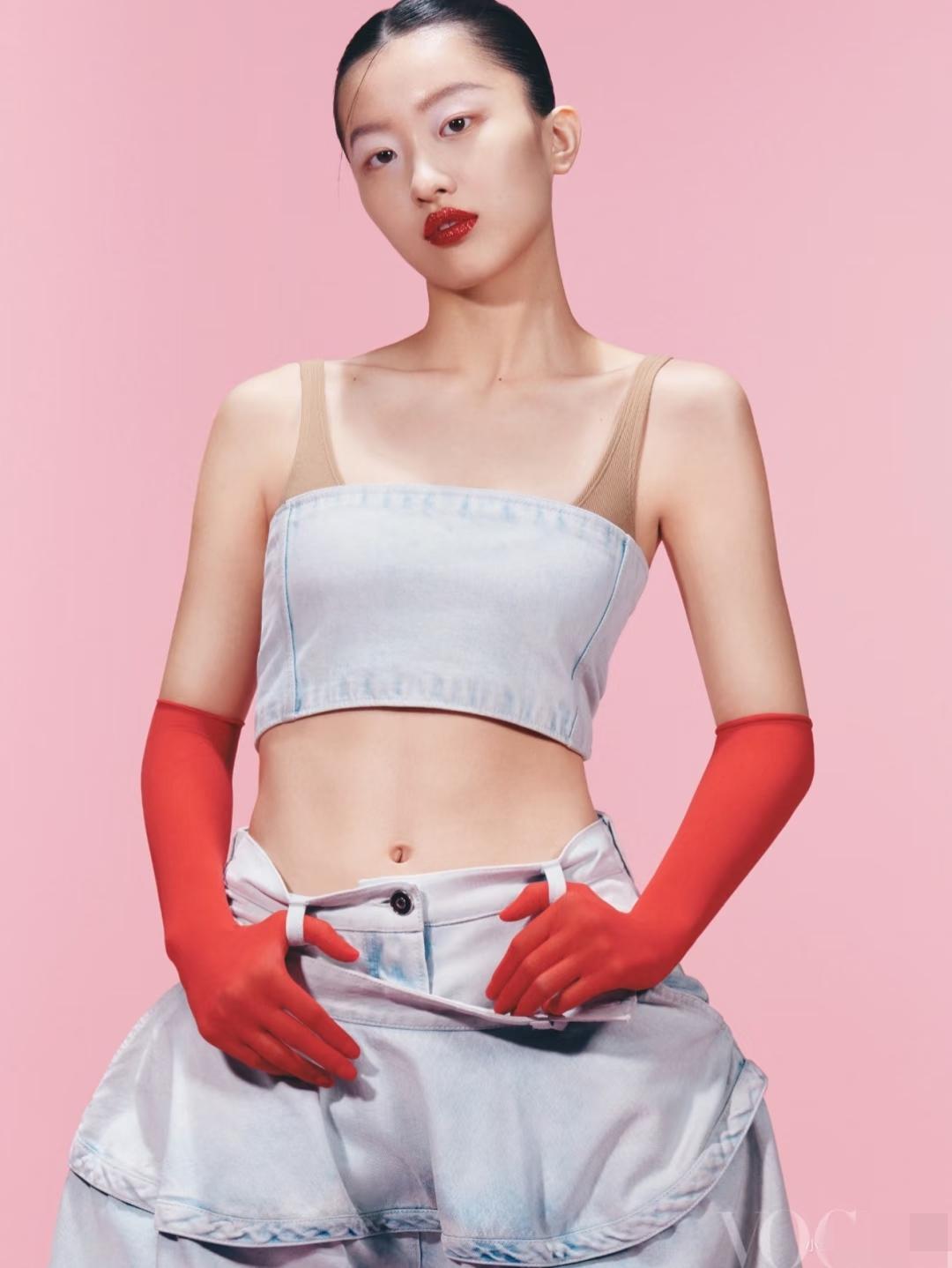 陈奕迅20岁的女儿陈康堤出道啦
有歌唱实力超群的爸爸坐镇，想来女儿歌声定然也悦耳
