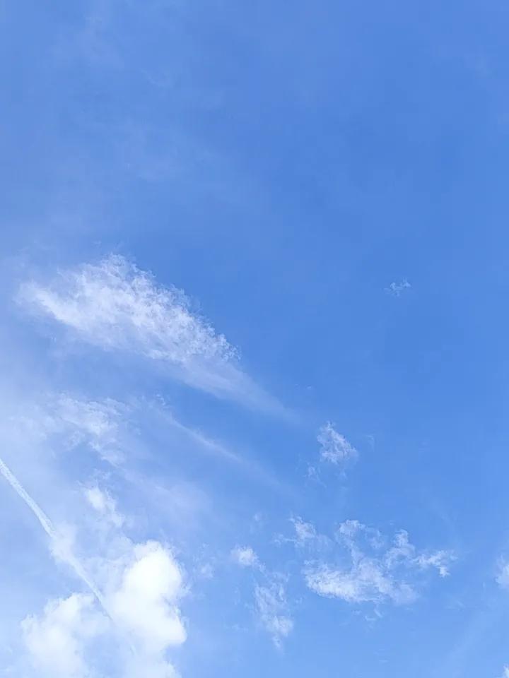 昆明的天空，那蓝得简直不像话！我在昆明生活的这段日子，每天抬头都能看到那片醉人的
