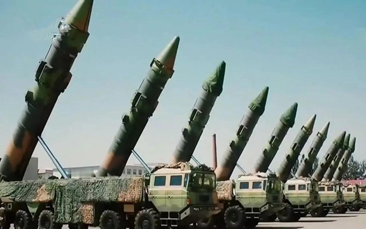 岛内学者蔡钨铭今日（10月28日）凌晨发文写道：“台海icon若爆发战争，并不会