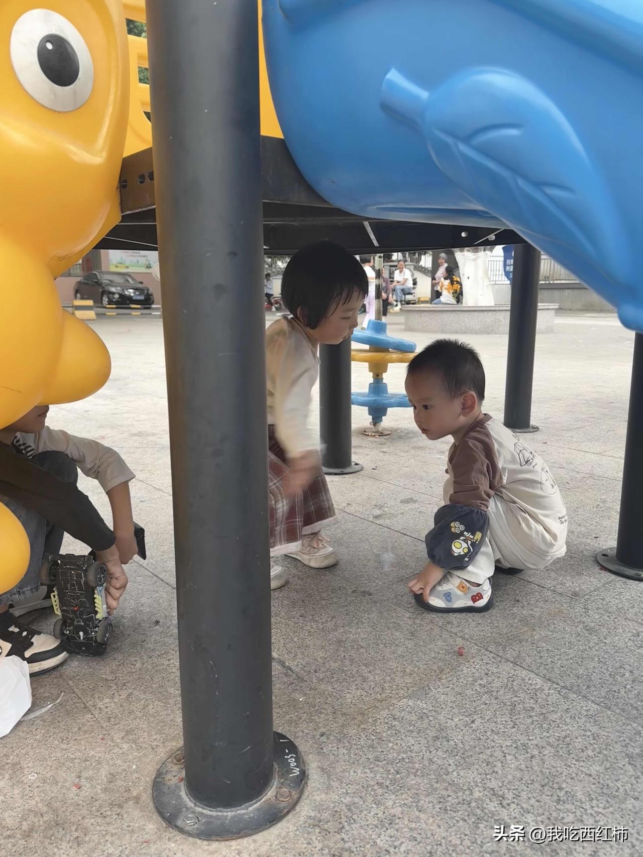 娃被打了怎么教他反抗
我宁愿你不讲道理、以暴制暴，也不愿你受欺负。
带娃在公园玩