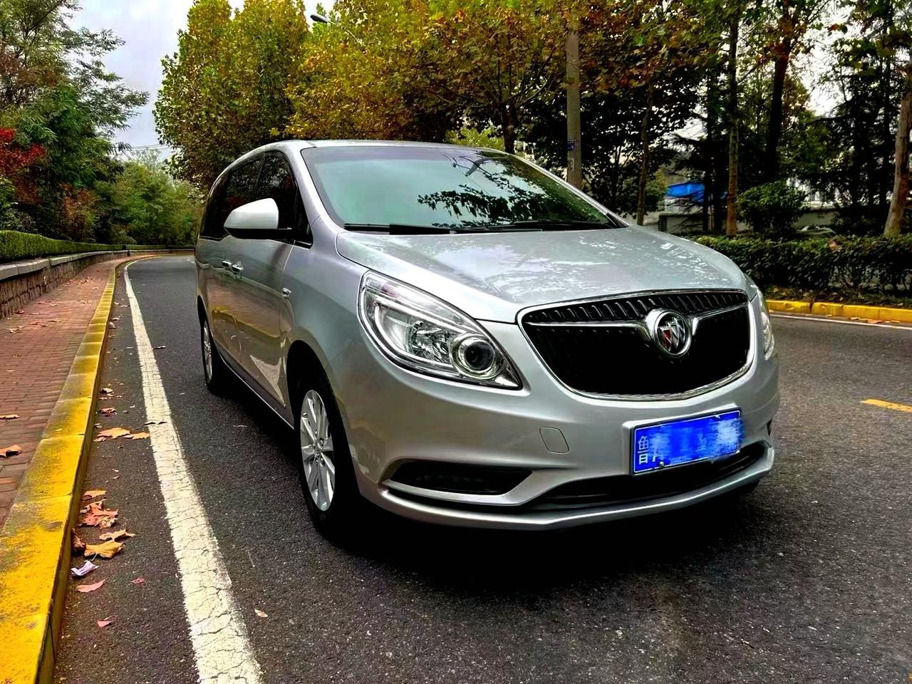 这是一台别克gl8网上叫他胖头鱼。因为他真的很圆润。前期款有自然吸气的版本。后期