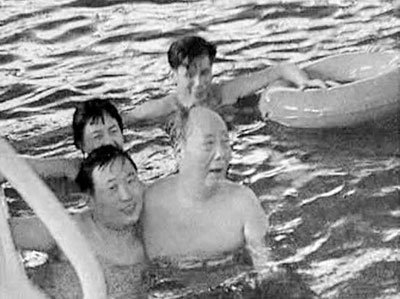 历史上的今日  1974年12 月 5 日 在室内游泳池游泳。对陪同游泳的工作人
