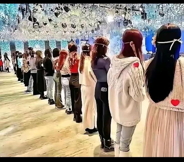 2026年4月，西安一场线下相亲会，女生方阵站满了人，但对面男生的男生方阵却空空