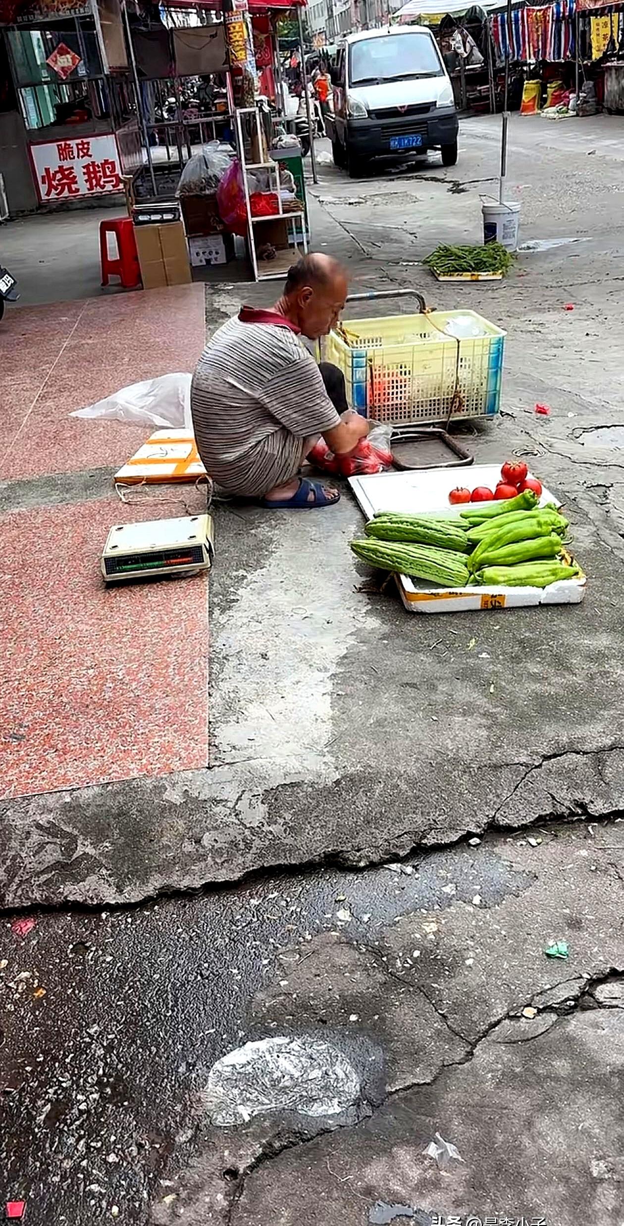 广西玉林的一段路边视频把视线拉住，是网友刚拍的：大爷蹲在路边，把自带的蔬菜一把一