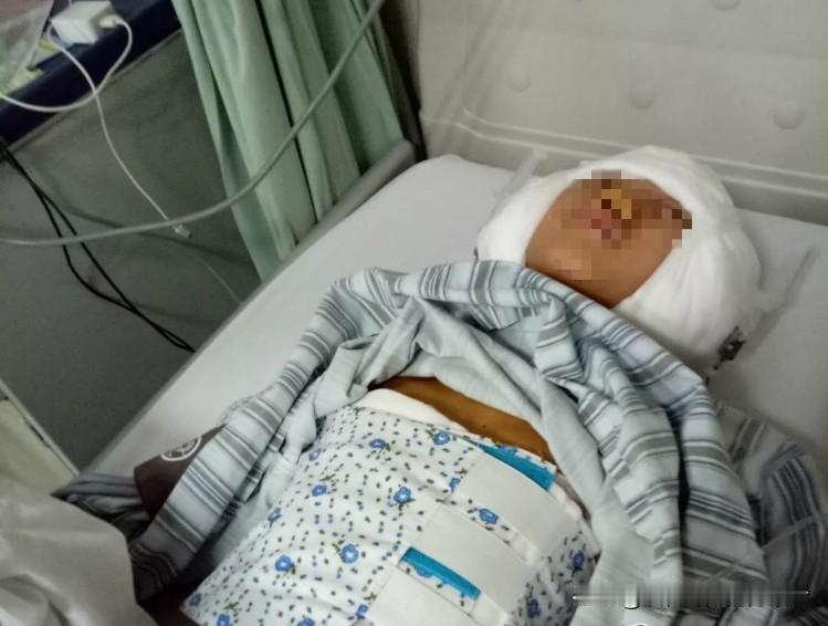 18岁高考生跪谢六旬养母：半生清贫，抵不过一场人间大爱
 
6月7日湖北襄阳考场
