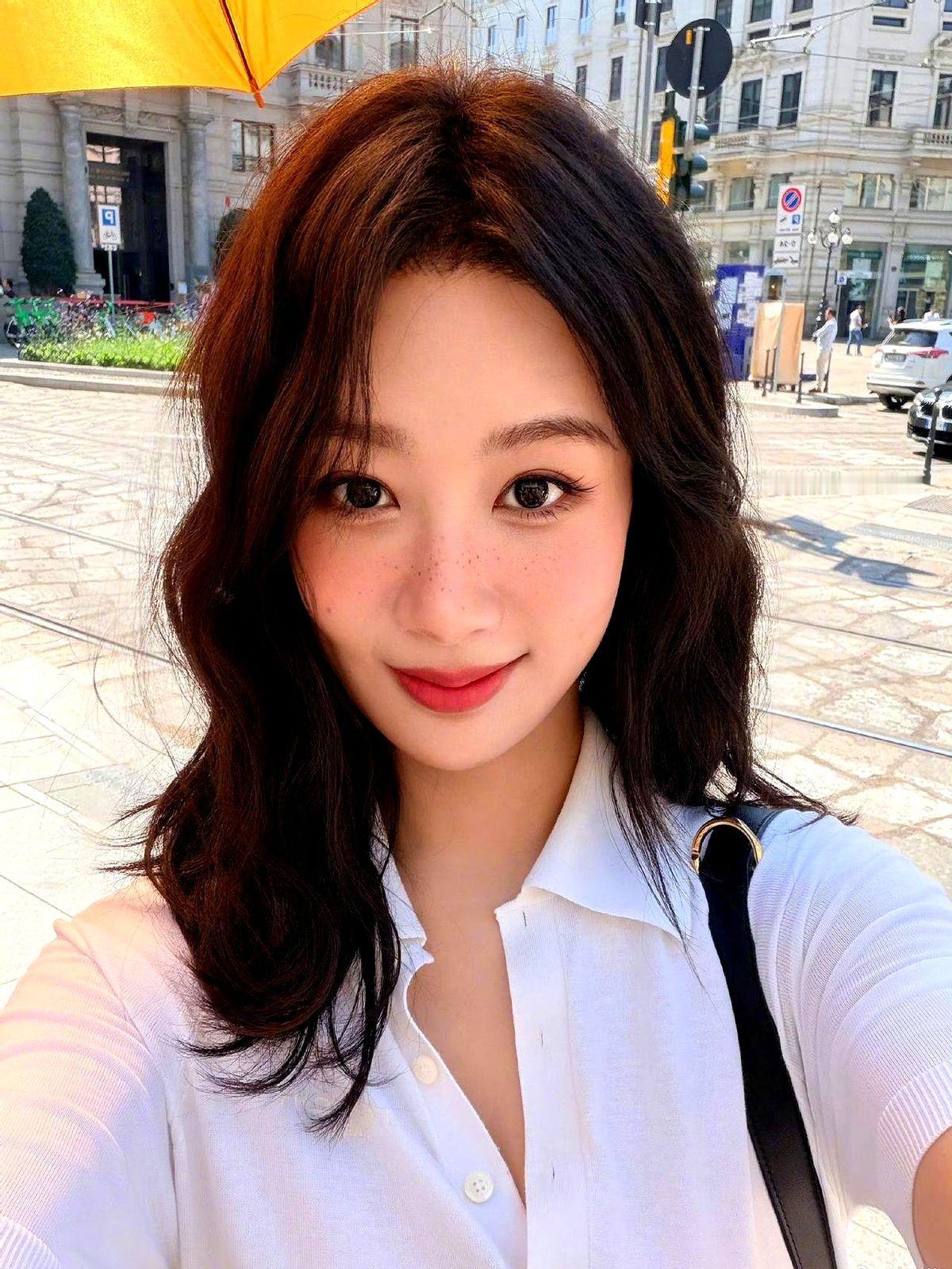 杨紫鼻子上这是长斑了吗？
她拿到白玉兰视后转身就在社交平台上甩出几张自拍，嘴角咧