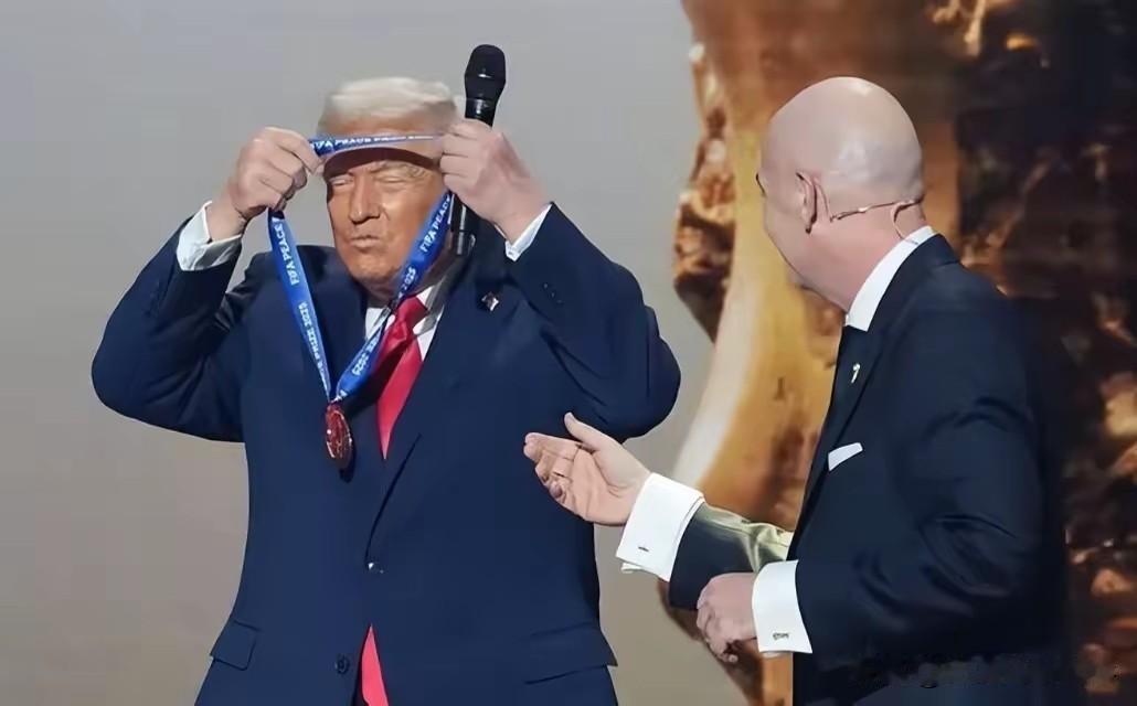 国际足联主席尴尬了！

世界杯再过两天就开幕了，结果出了个天大的笑话——伊朗队好