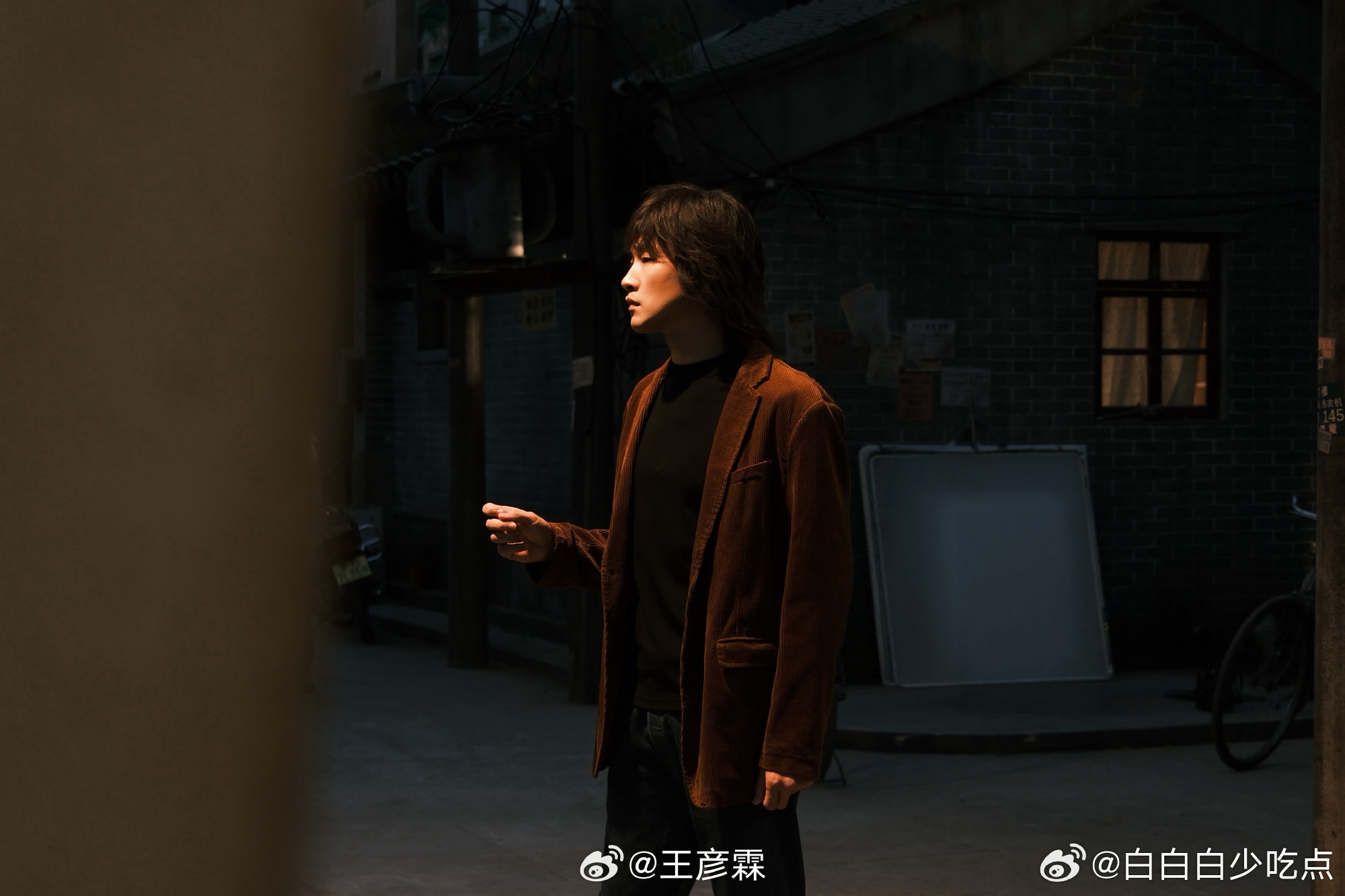 这兄弟愚人节跟我俩玩装忧郁呢，算了陶亮亮行为不上升到王彦霖