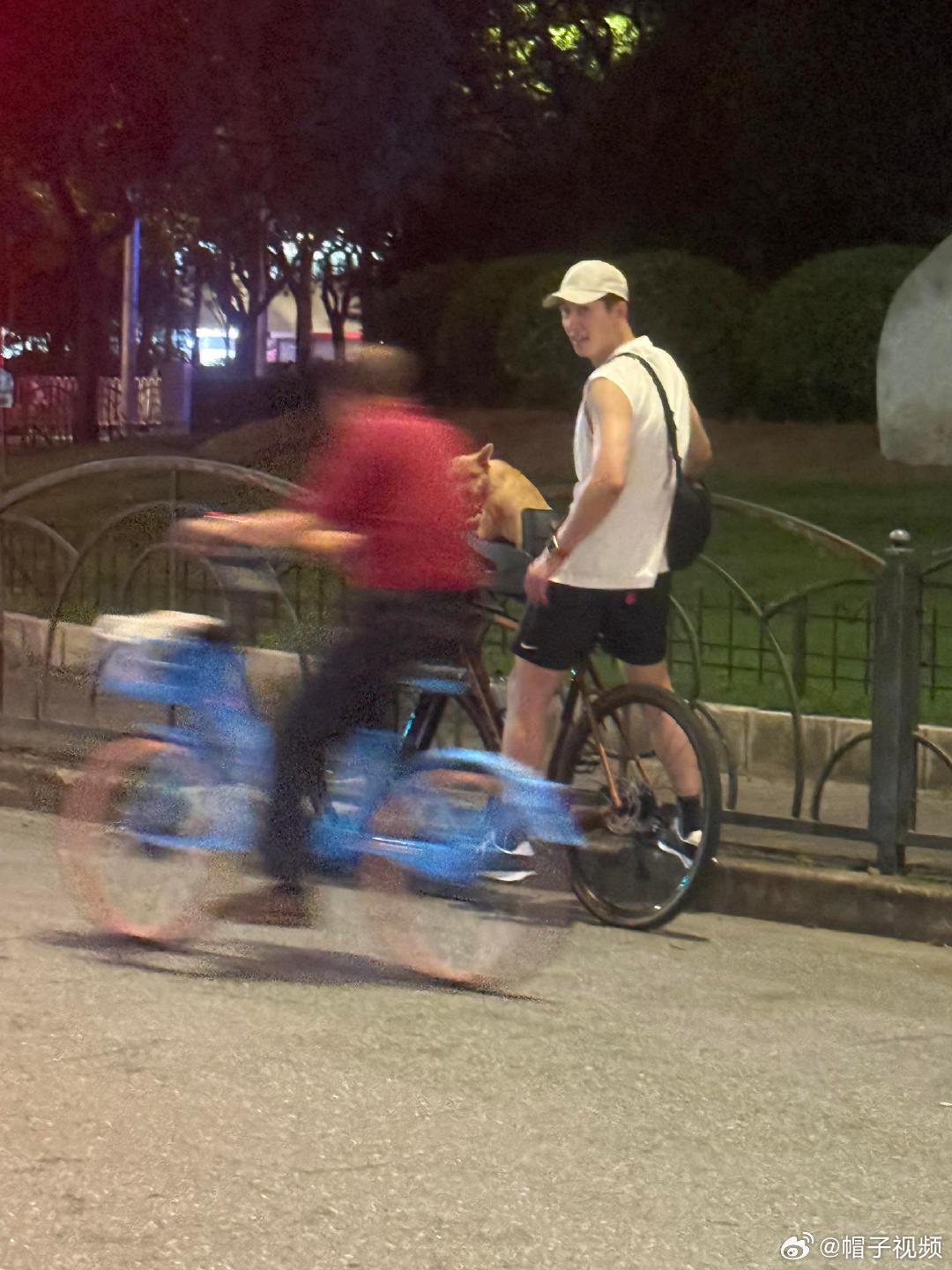 网友上海偶遇黄景瑜和狗狗骑车上海偶遇黄景瑜和狗狗骑车 黄景瑜又双叒叕在上海街头被