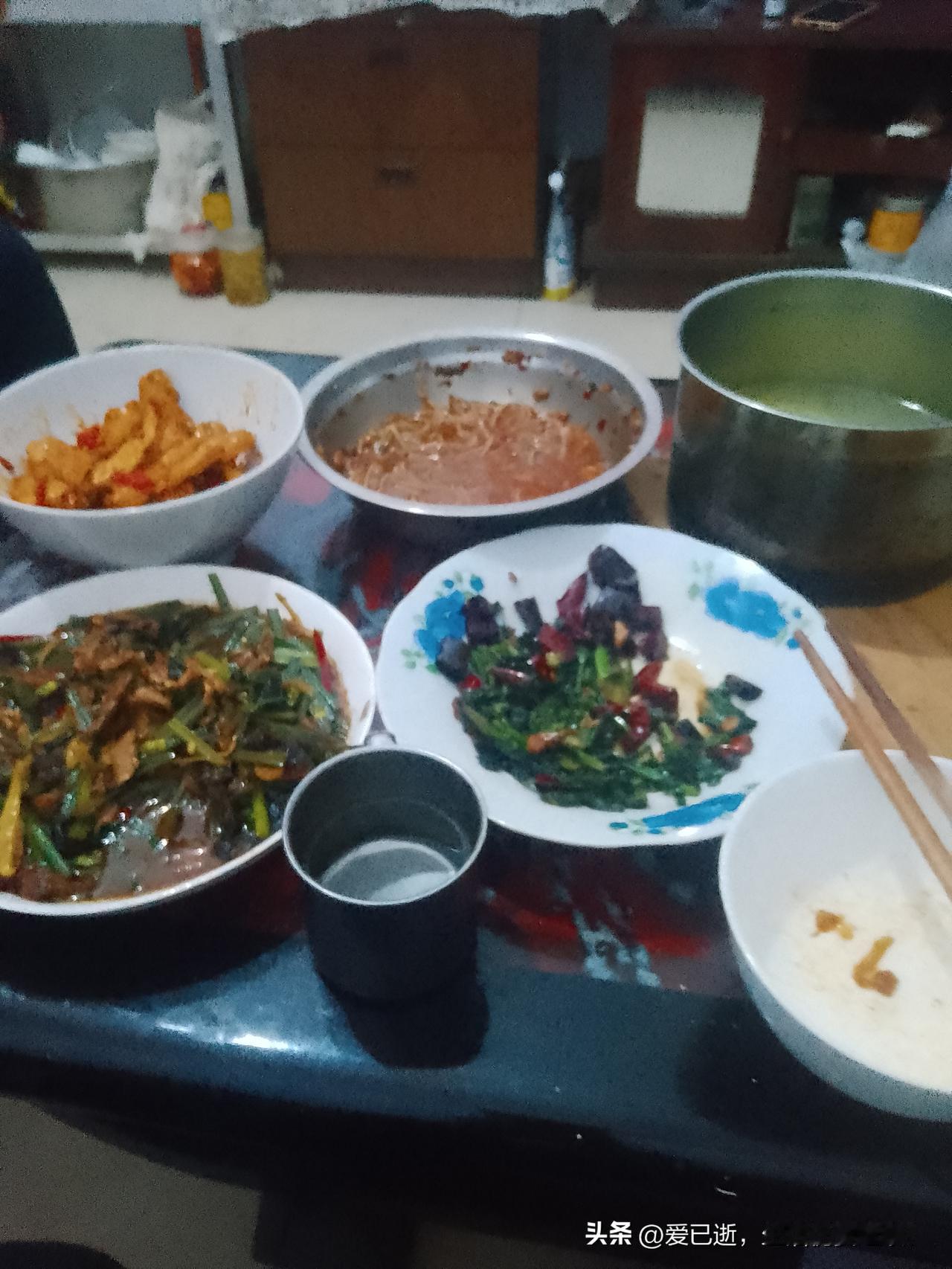 分享一张最近随手拍的照片两父子独自在家里，随便炒两小菜，又是一天过去了！三个人的