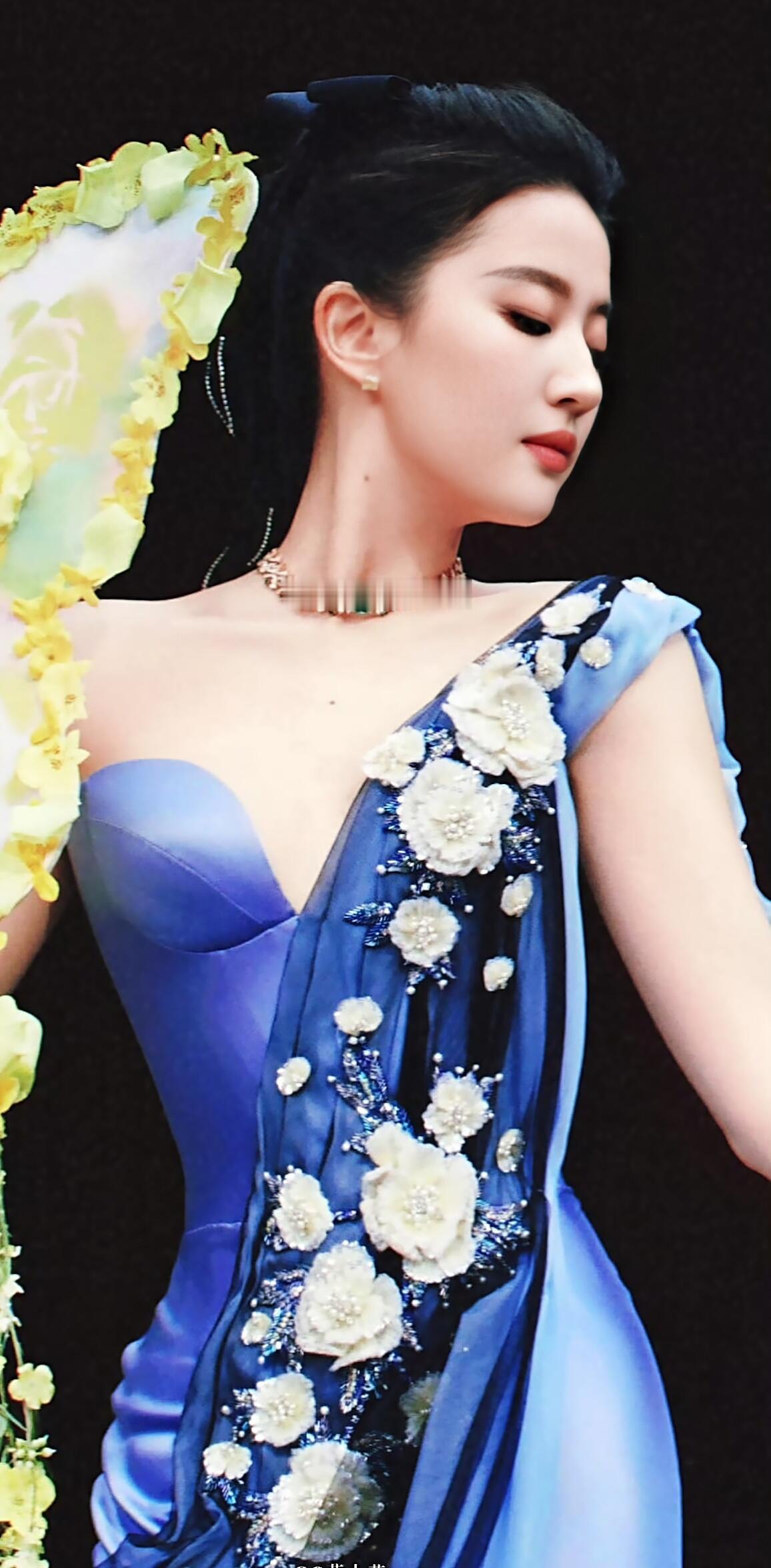西湖仙子刘亦菲，水光滟涟，娉婷袅娜！ 