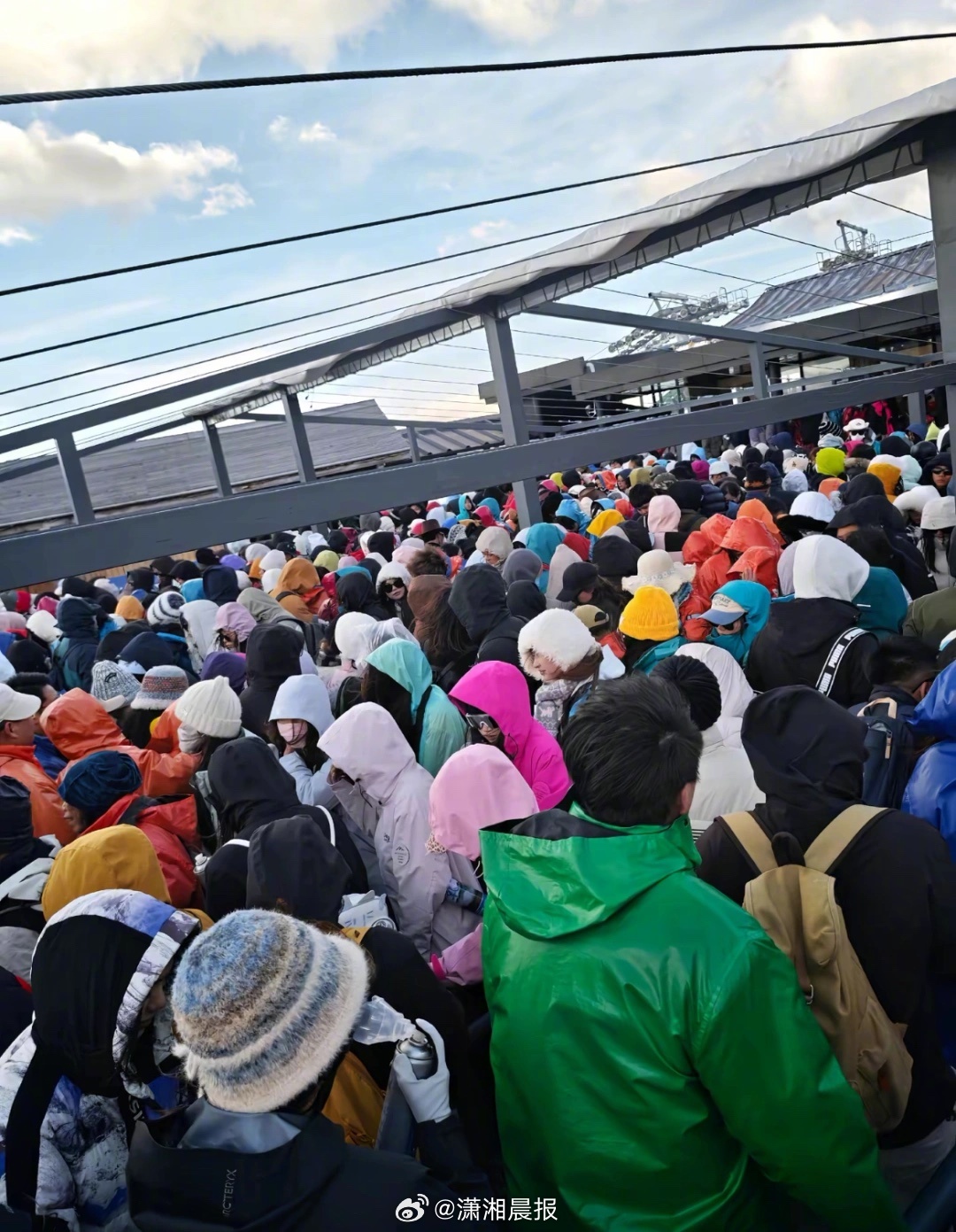 【#游客滞留玉龙雪山山顶致呕吐失温#，#景区回应大量游客滞留玉龙雪山山顶#：给予