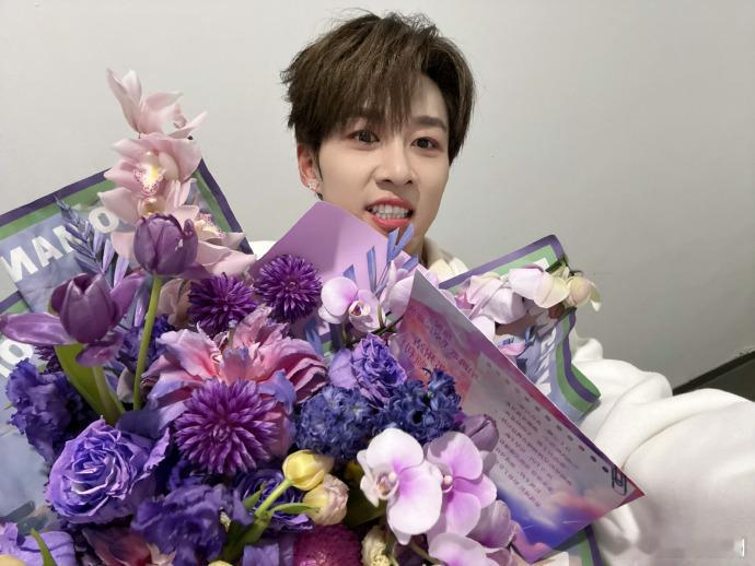 #卓沅郑州演唱会收官照##卓沅晒演唱会捧花照#卓沅的郑州演唱会圆满收官，捧花照见