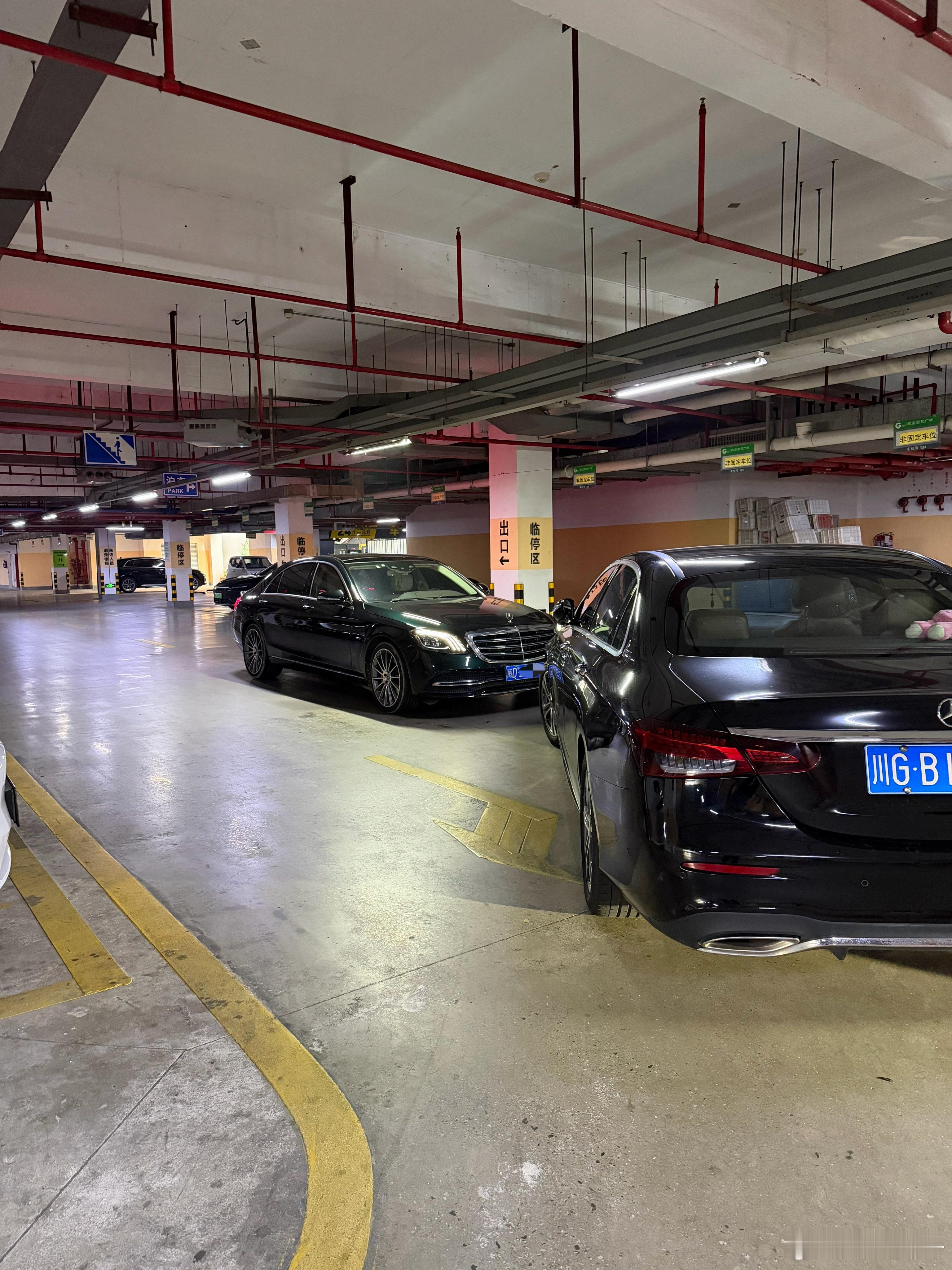 隔壁网约车邻居，边开车边玩手机撞到我的车，一个女的，还屌的很，我最不喜欢脾气冲的