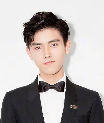 发现陈飞宇越来越像父亲陈凯歌了，尤其是侧脸轮廓、眉眼神态，甚至笑起来的弧度，都带