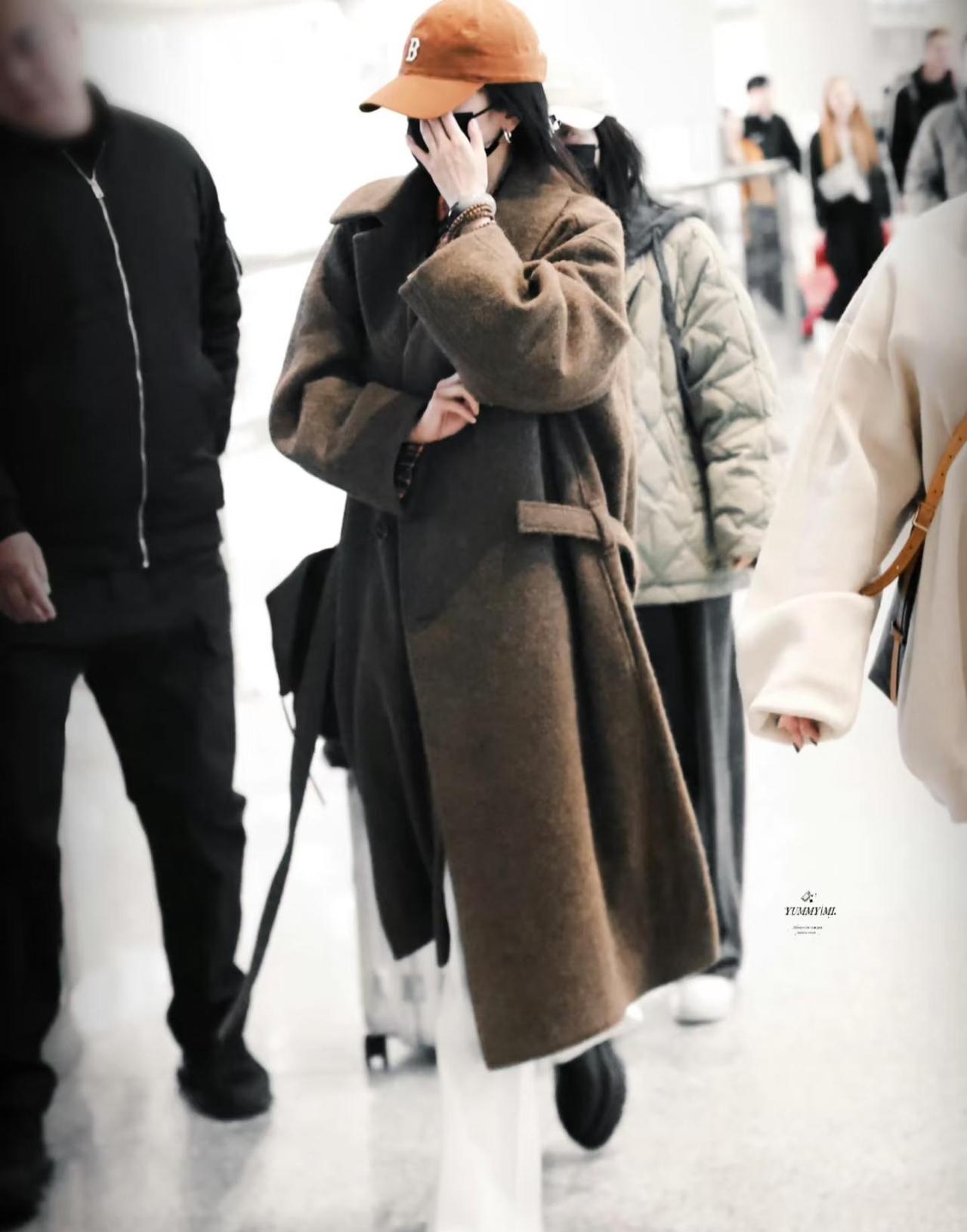 杨幂把西装穿成武器。
Prada灰像凌晨四点的雨，她踩一双机车靴劈开镜头，腰线一