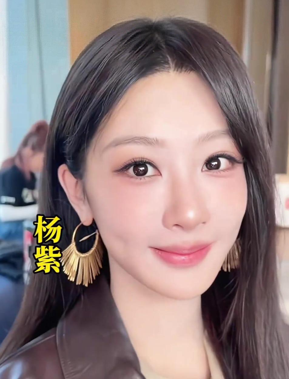 金饰点缀，红韵随行。杨紫的灵动娇俏、杨颖的温婉复古、杨幂的明艳大气，三种风格诠释