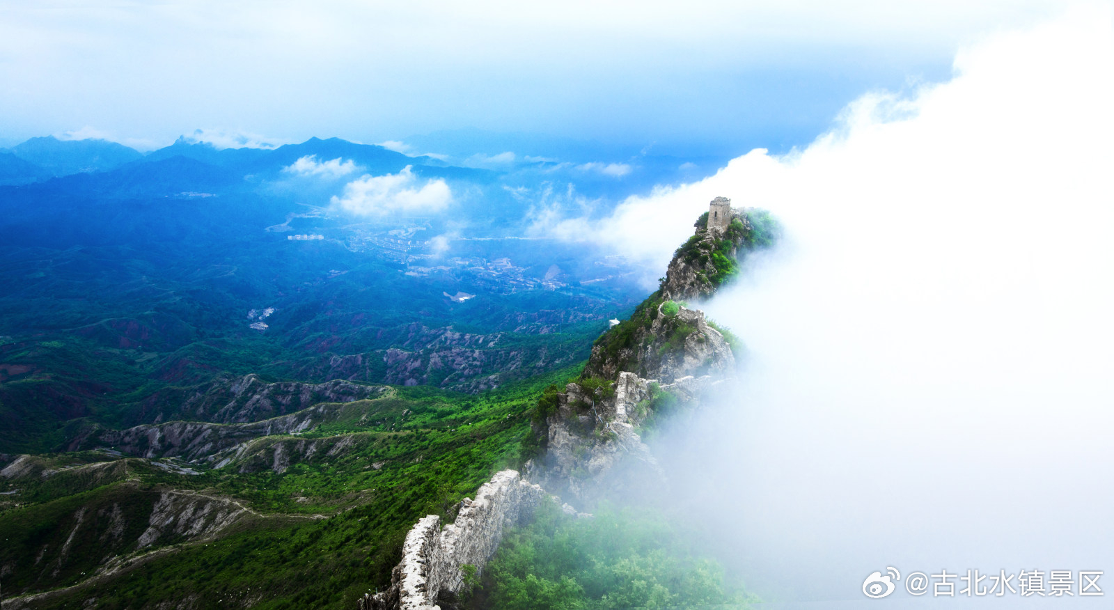 司马台长城的晨雾正在翻腾，好风景都在路上！早安，宝子们~#司马台长城# #古北水