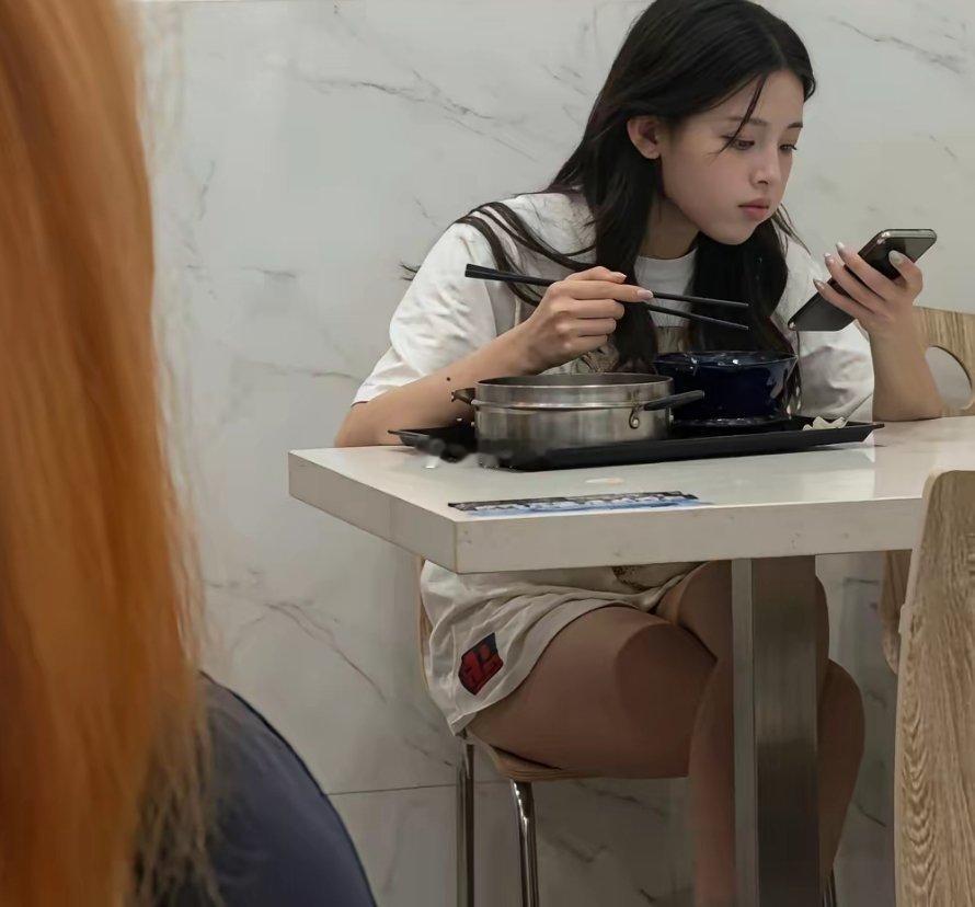 当初厂里的杨超越，自己也没想到未来会成为顶流吧 
