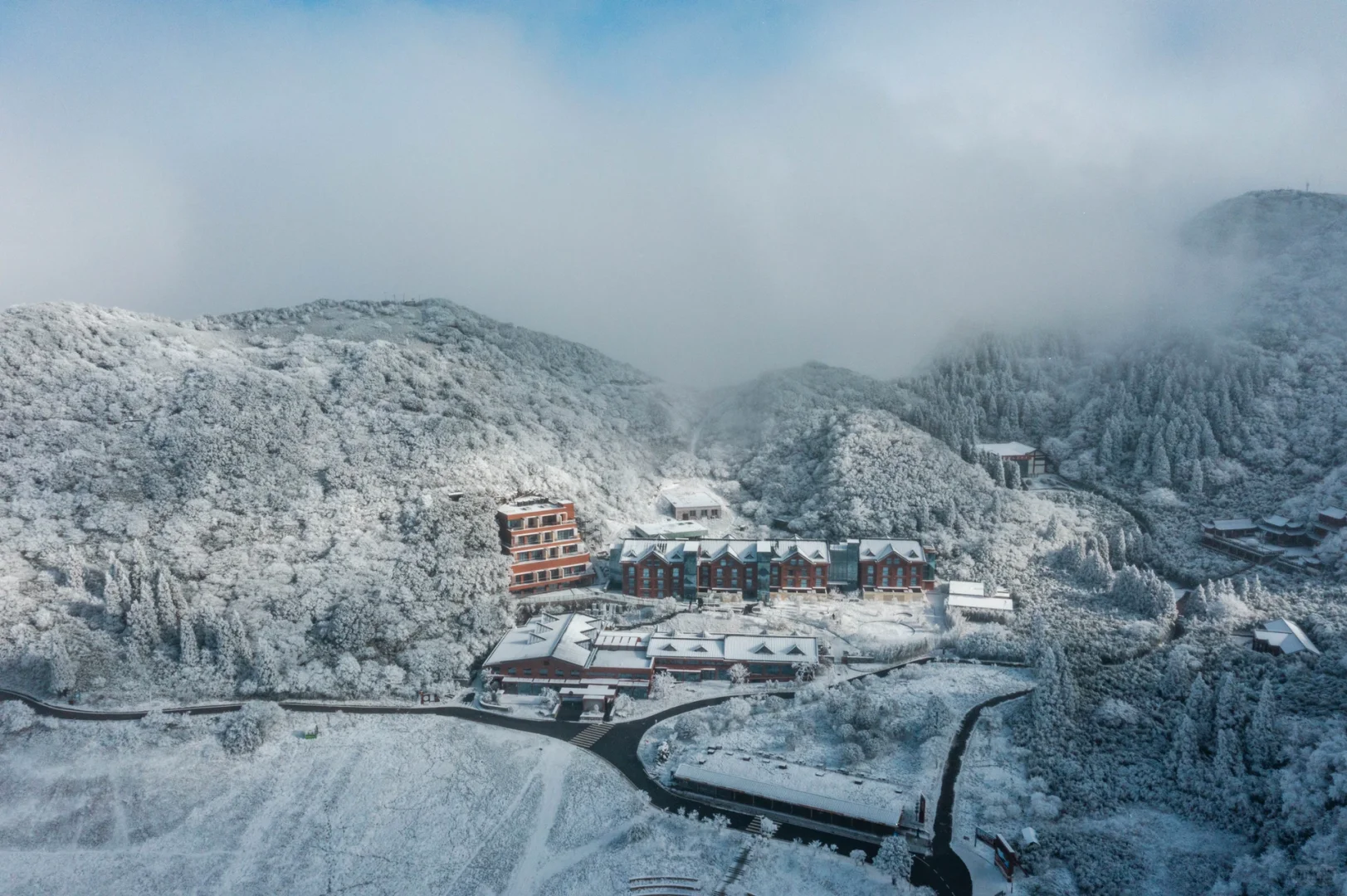 元旦春节将至，推荐去金佛山滑雪。是家人冬季旅游的好去处。雪场设施完备，儿童滑雪乐...