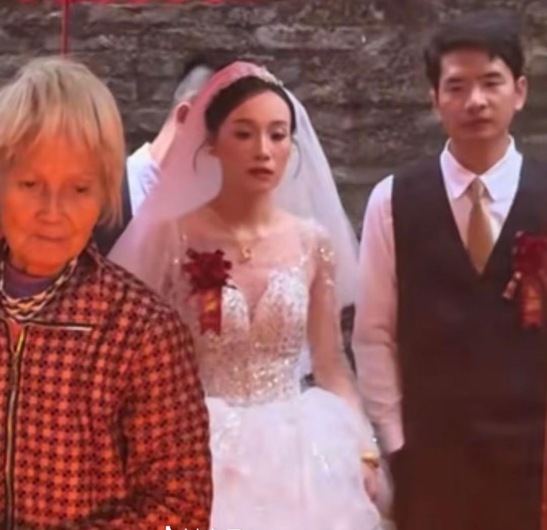 有点虎气呢！
这么大的火盆，新娘身着婚纱，可怎么跨过去呀，裙子会不会被点着？
瞧