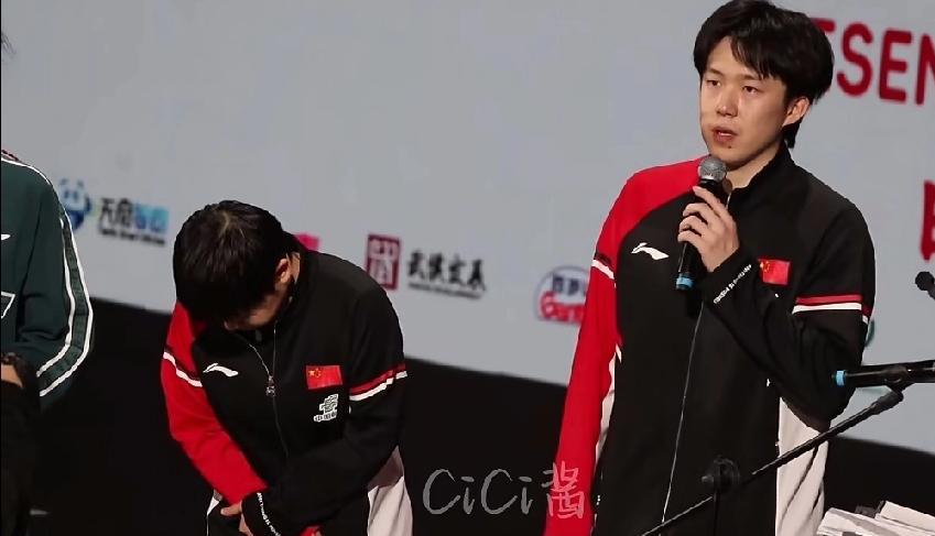 镜头怼到脸上的时候 莎莎正在用左手死死抵住后腰。
汗把额发粘成深色，下唇有一排新