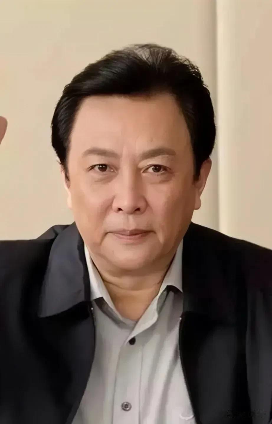 一次，唐国强跟随剧组，到一片树林中布景拍戏，原本计划三刀砍断树杈，唐国强看看身边