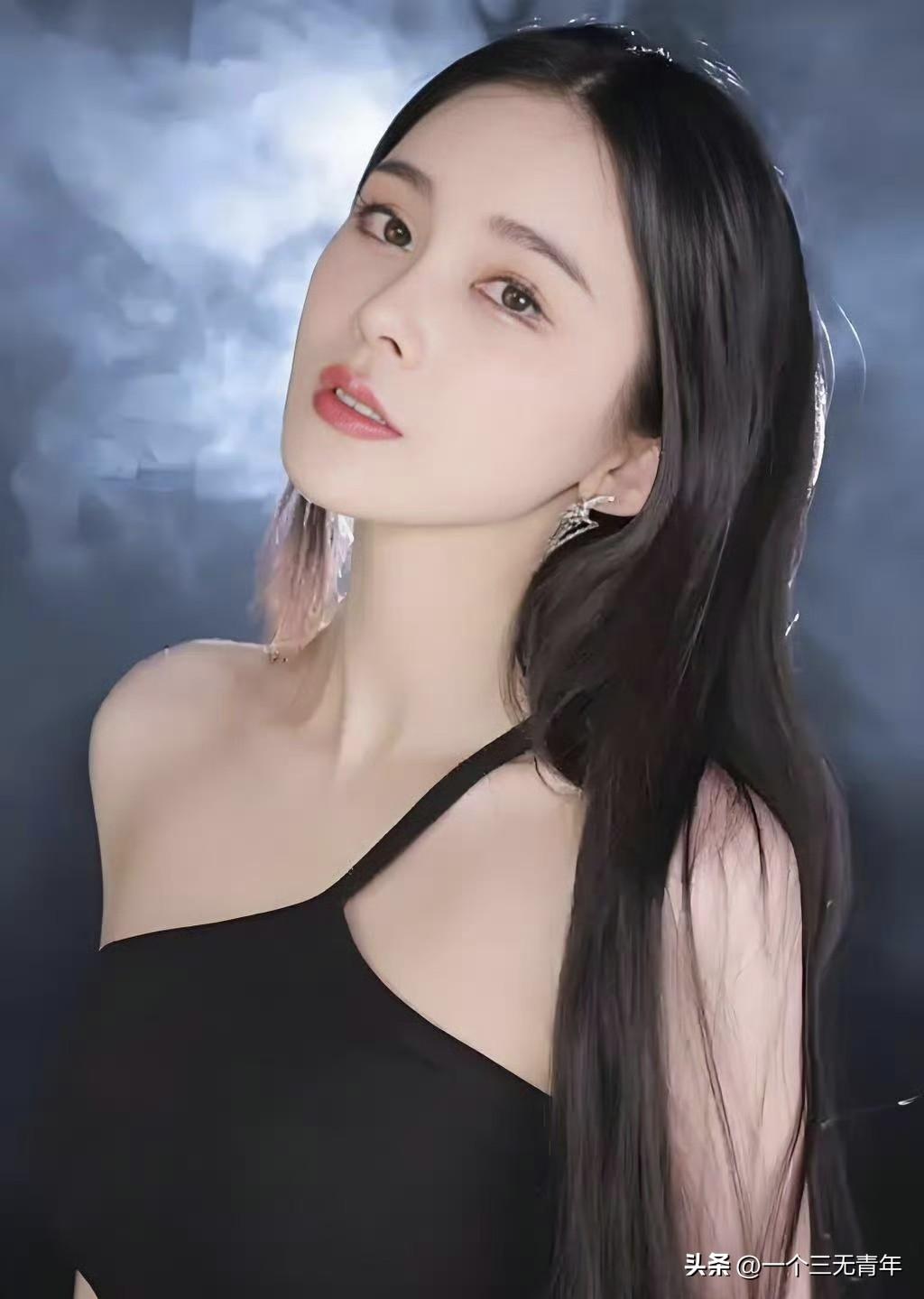 演员赵樱子在直播中爆料:“有个男演员比张凌赫还帅，大家都说他一定能爆火，好多资本