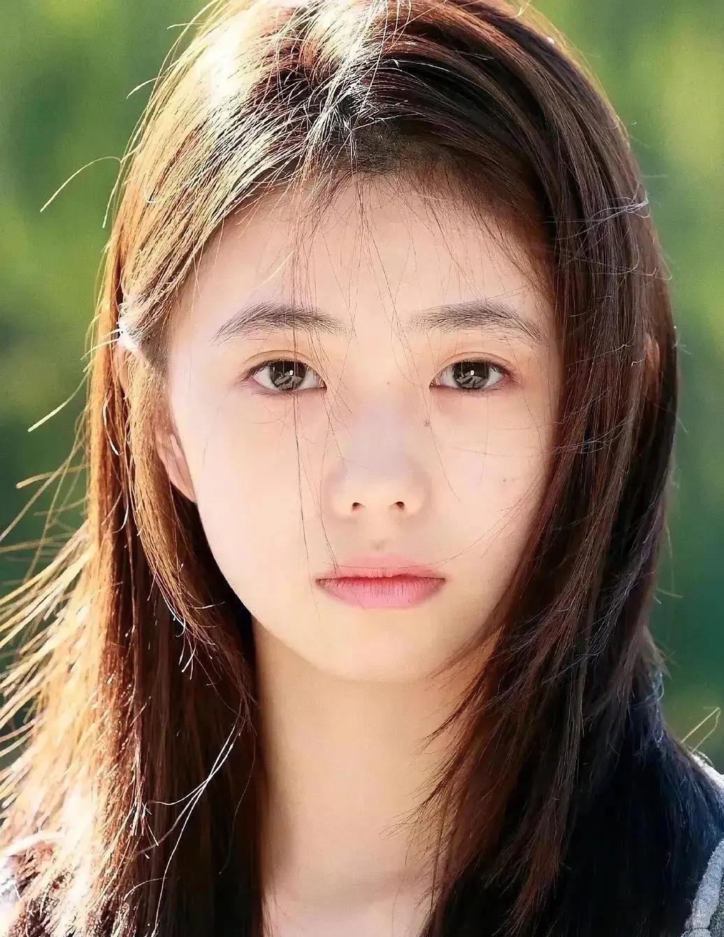 刘浩存小美女眼神清澈迷人，就是那鼻孔不知咋长的，每次看到她那鼻孔，我都有种气紧的