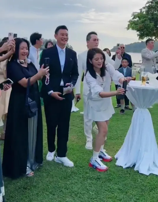 安以轩低调出席陈乔恩婚礼 全程忙给新娘拍照状态佳 .一段陈乔恩婚礼现场的视频中，