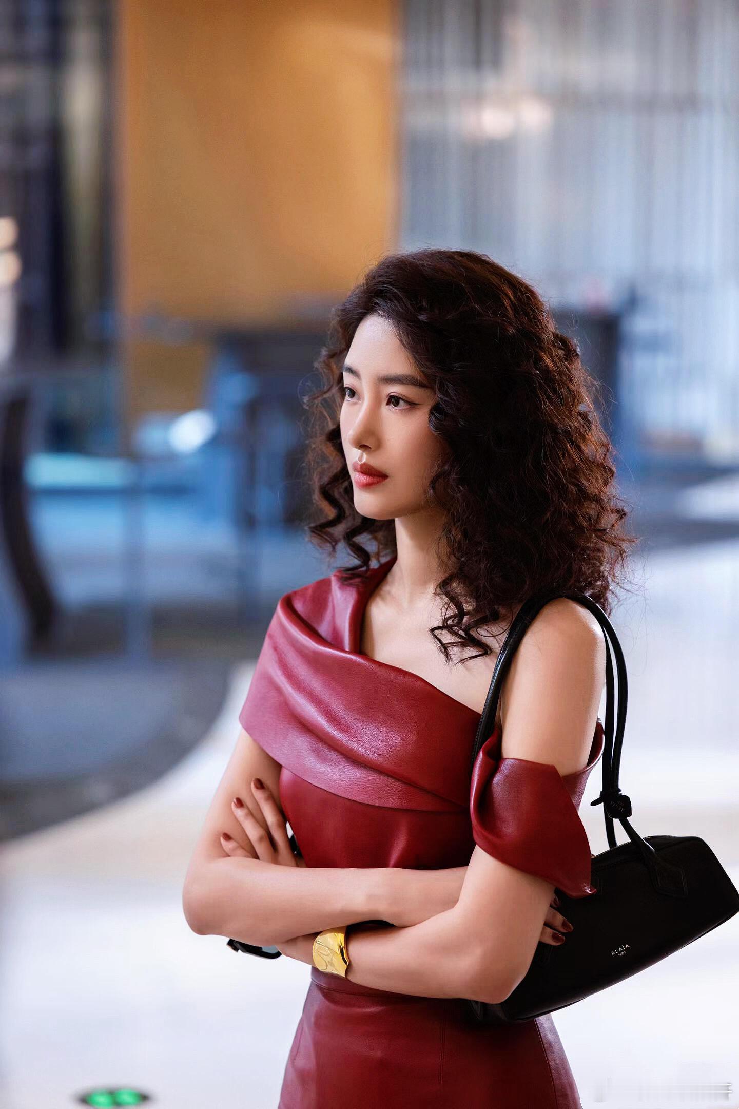 她妈眼里涂指甲油都算勾引不是吧，怎么到如今的年代了，还有这样的妈！周媚如此有魅力