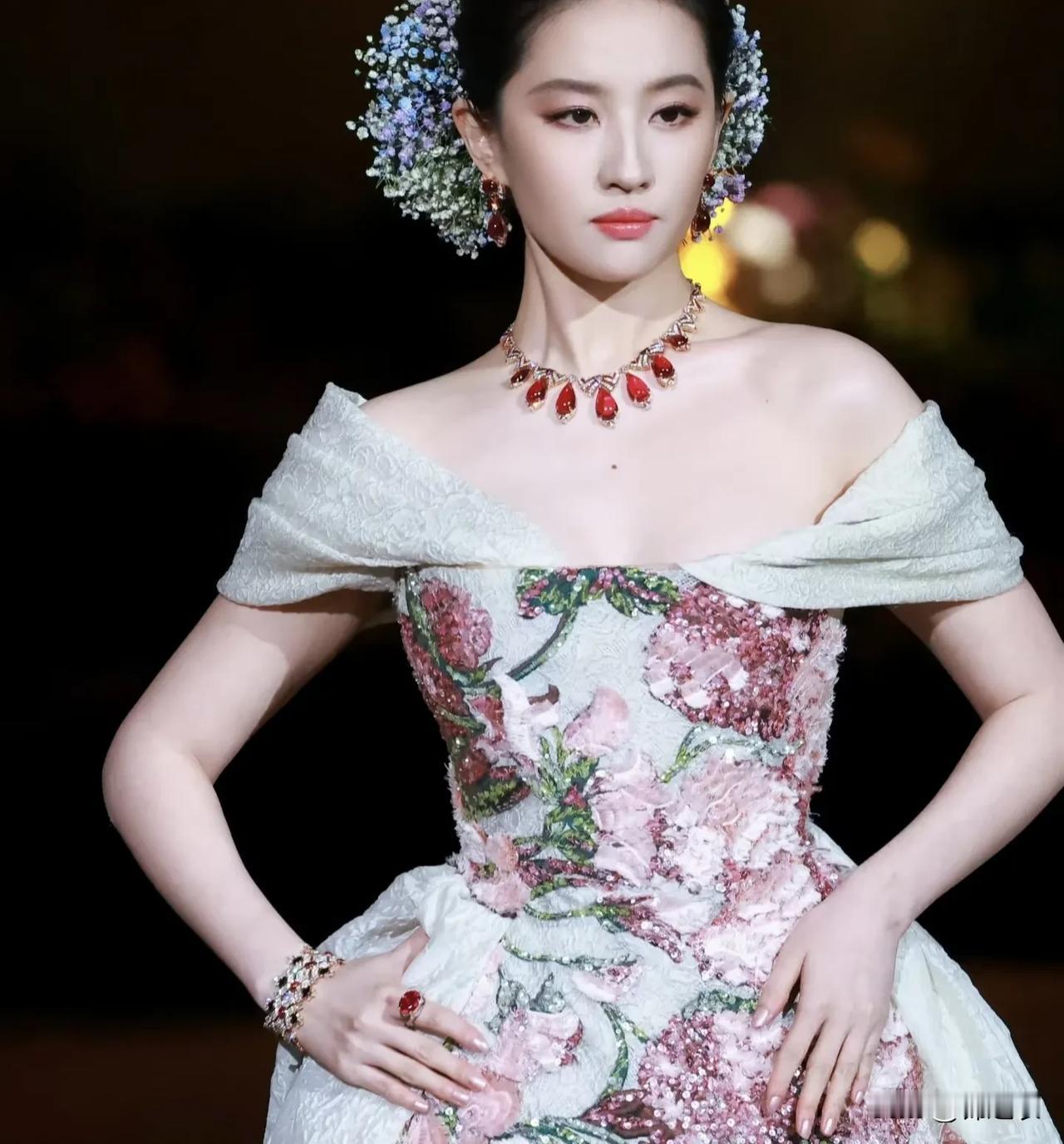 刘亦菲的五官和身材其实都不符合主流审美的模板美学，但是组合起来就是有种不谄媚、不