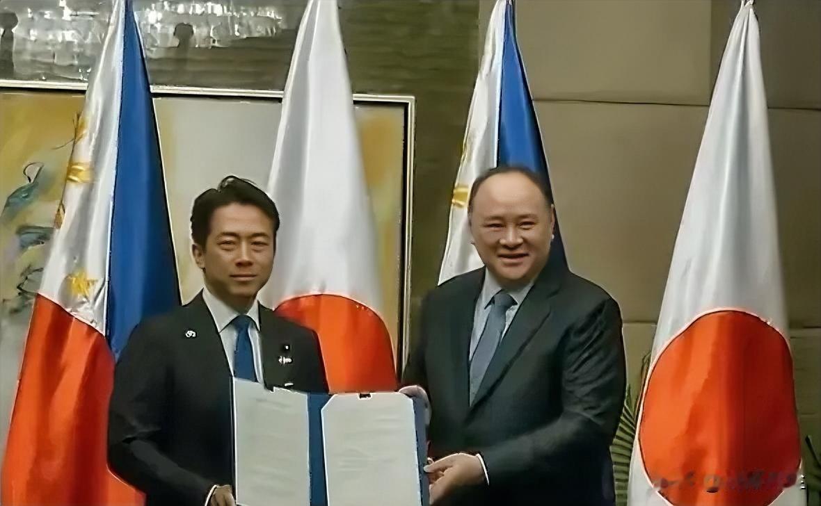 日本防卫大臣小泉进次郎与菲律宾防长吉尔伯特·特奥多罗举行联合记者会，宣布签署防务